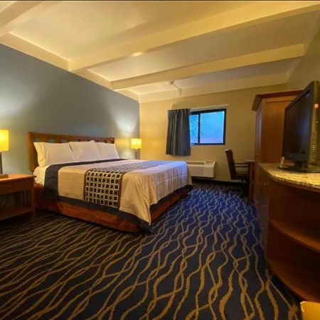 Economy Inn North Randall מראה חיצוני תמונה