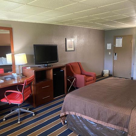 Economy Inn North Randall מראה חיצוני תמונה