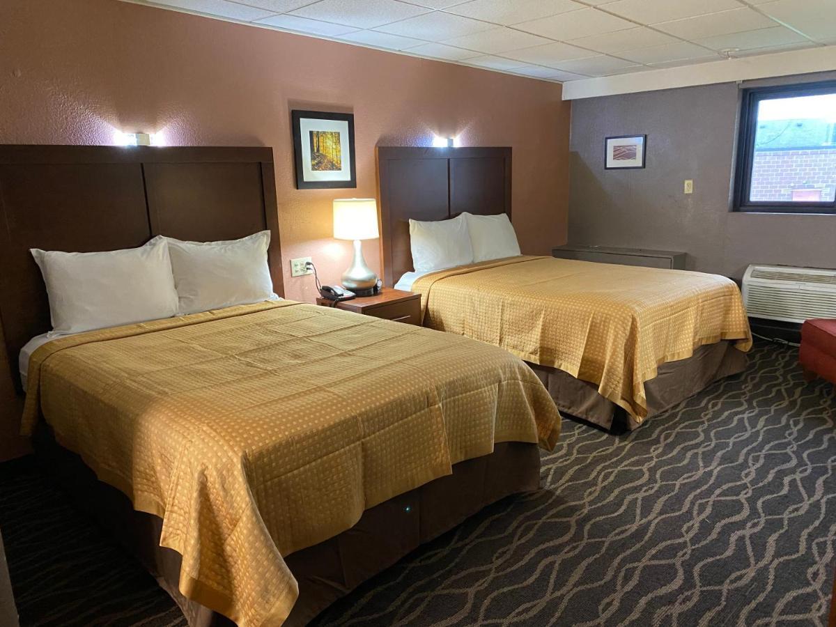 Economy Inn North Randall מראה חיצוני תמונה