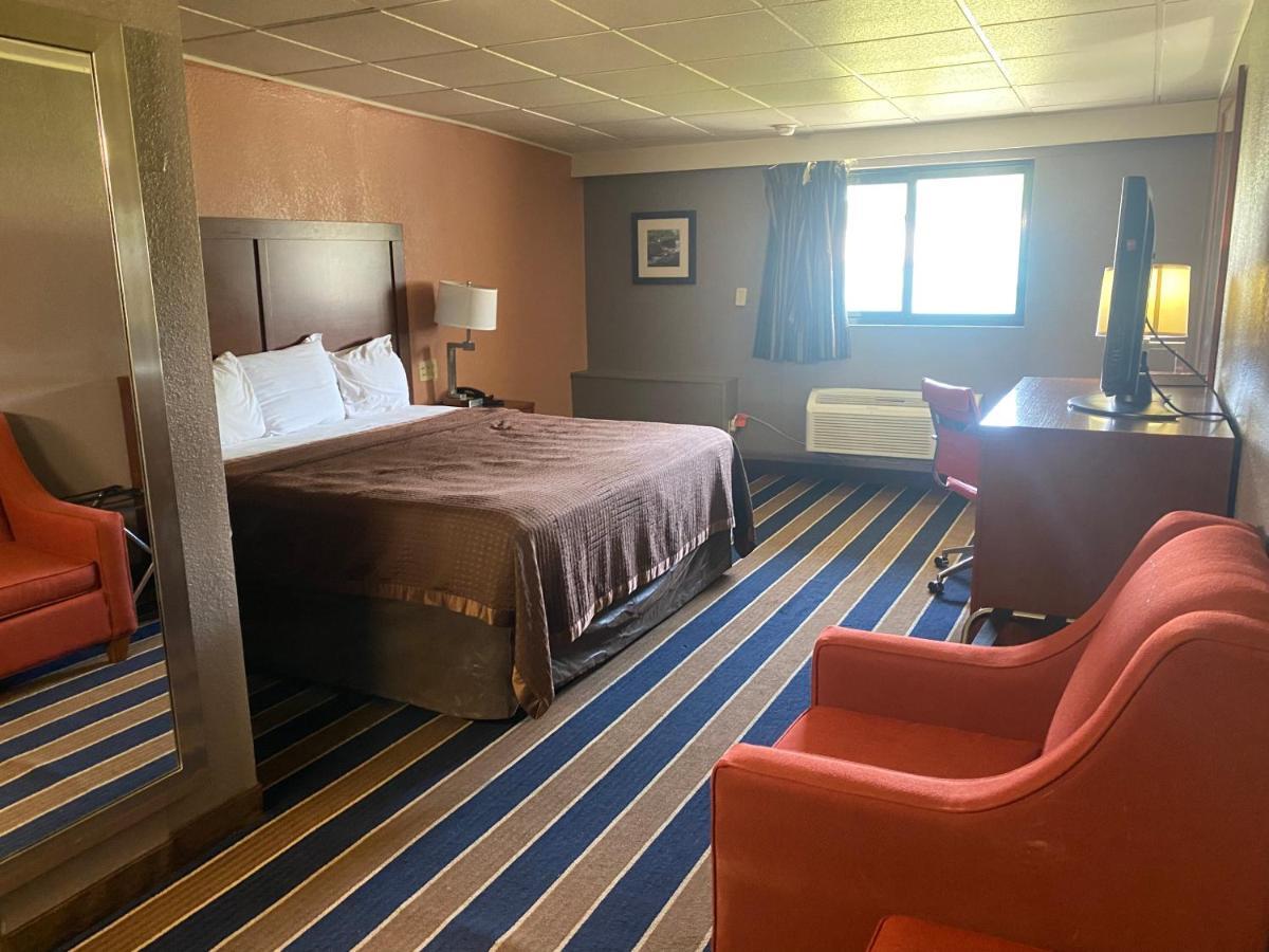 Economy Inn North Randall מראה חיצוני תמונה