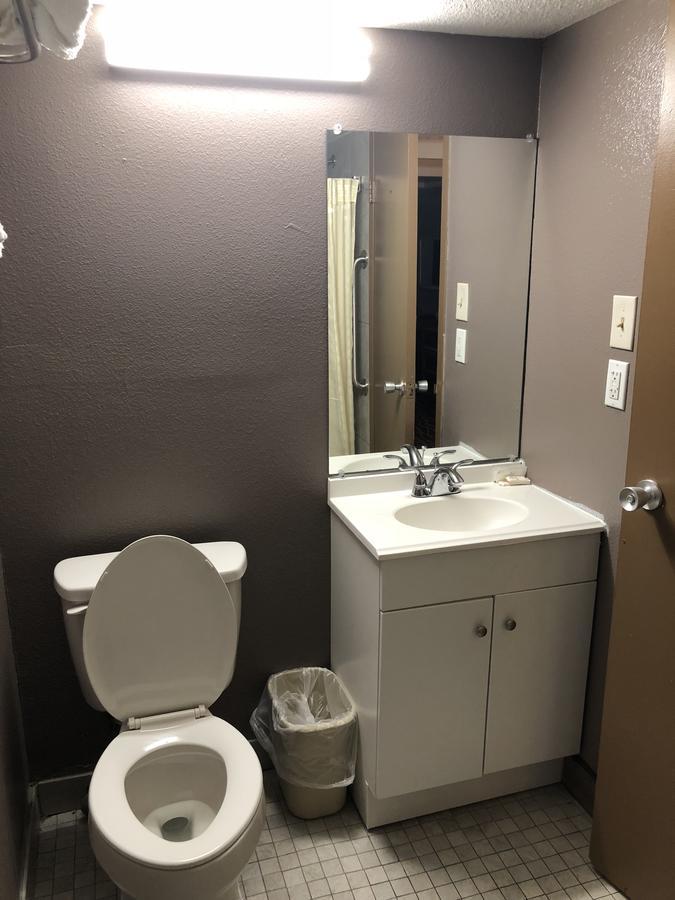 Economy Inn North Randall מראה חיצוני תמונה