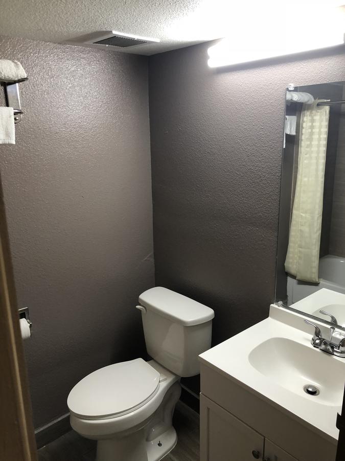 Economy Inn North Randall מראה חיצוני תמונה