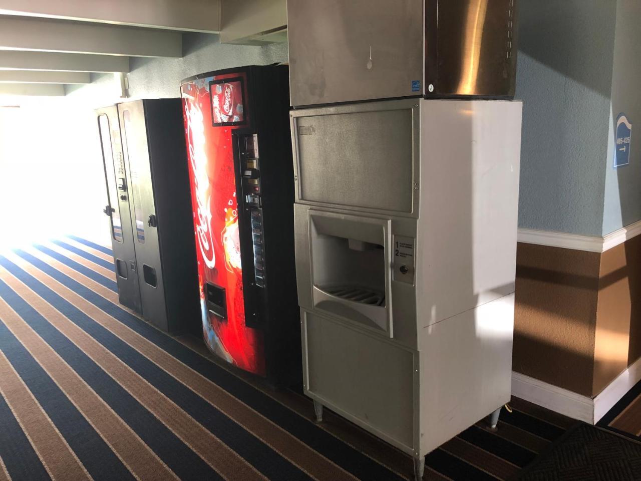 Economy Inn North Randall מראה חיצוני תמונה