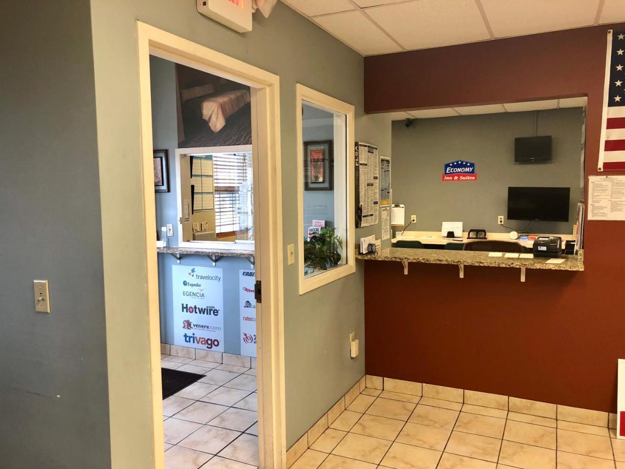 Economy Inn North Randall מראה חיצוני תמונה