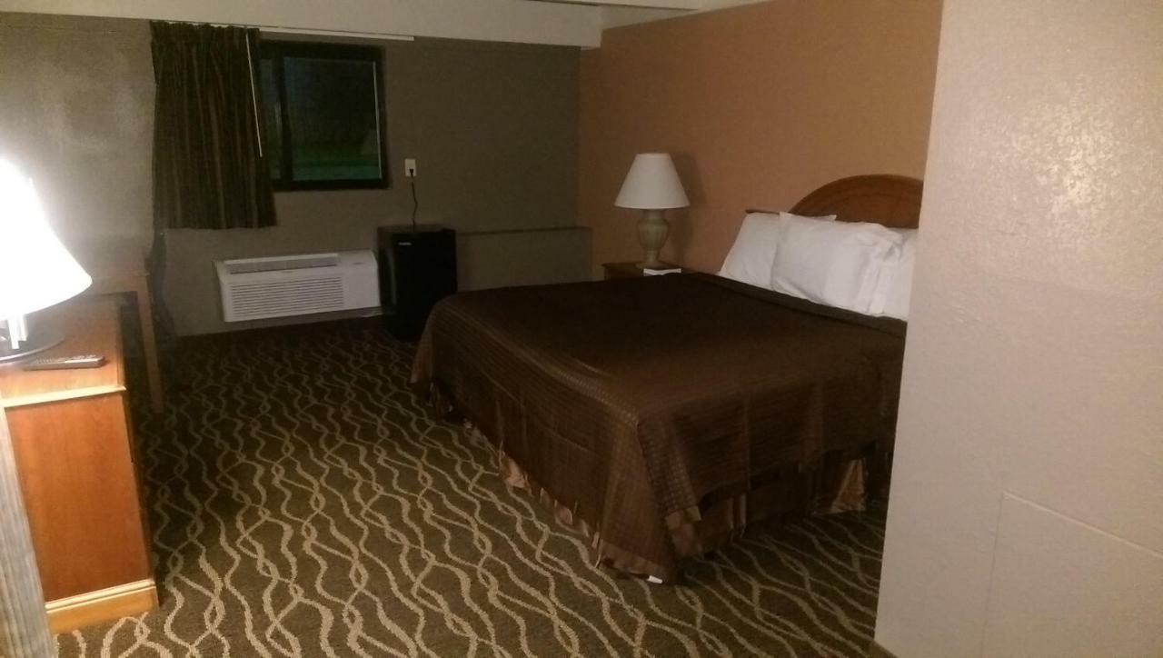 Economy Inn North Randall מראה חיצוני תמונה